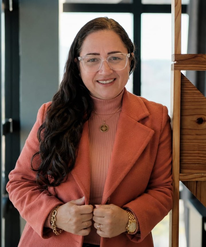 Raphaela Perrut, contadora, de blazer terracota